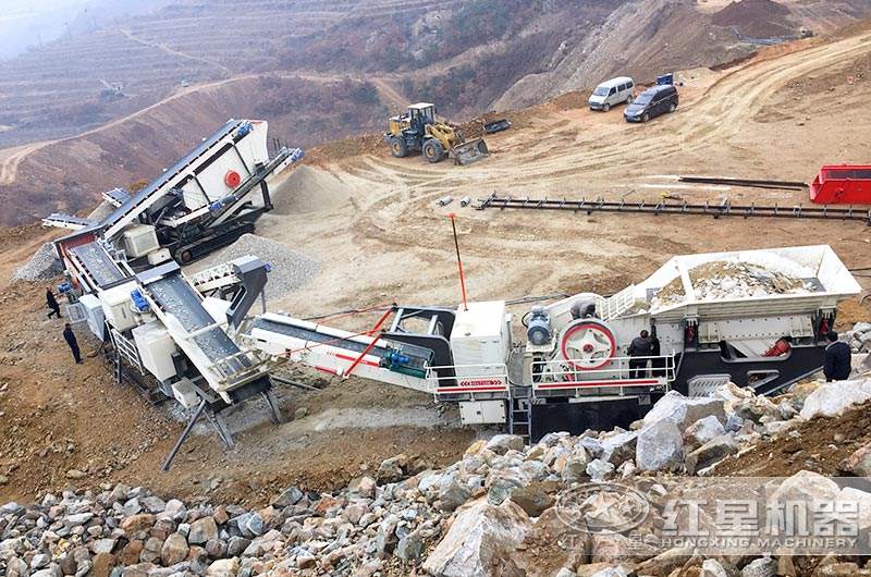 多臺移動破碎站礦山工作現場